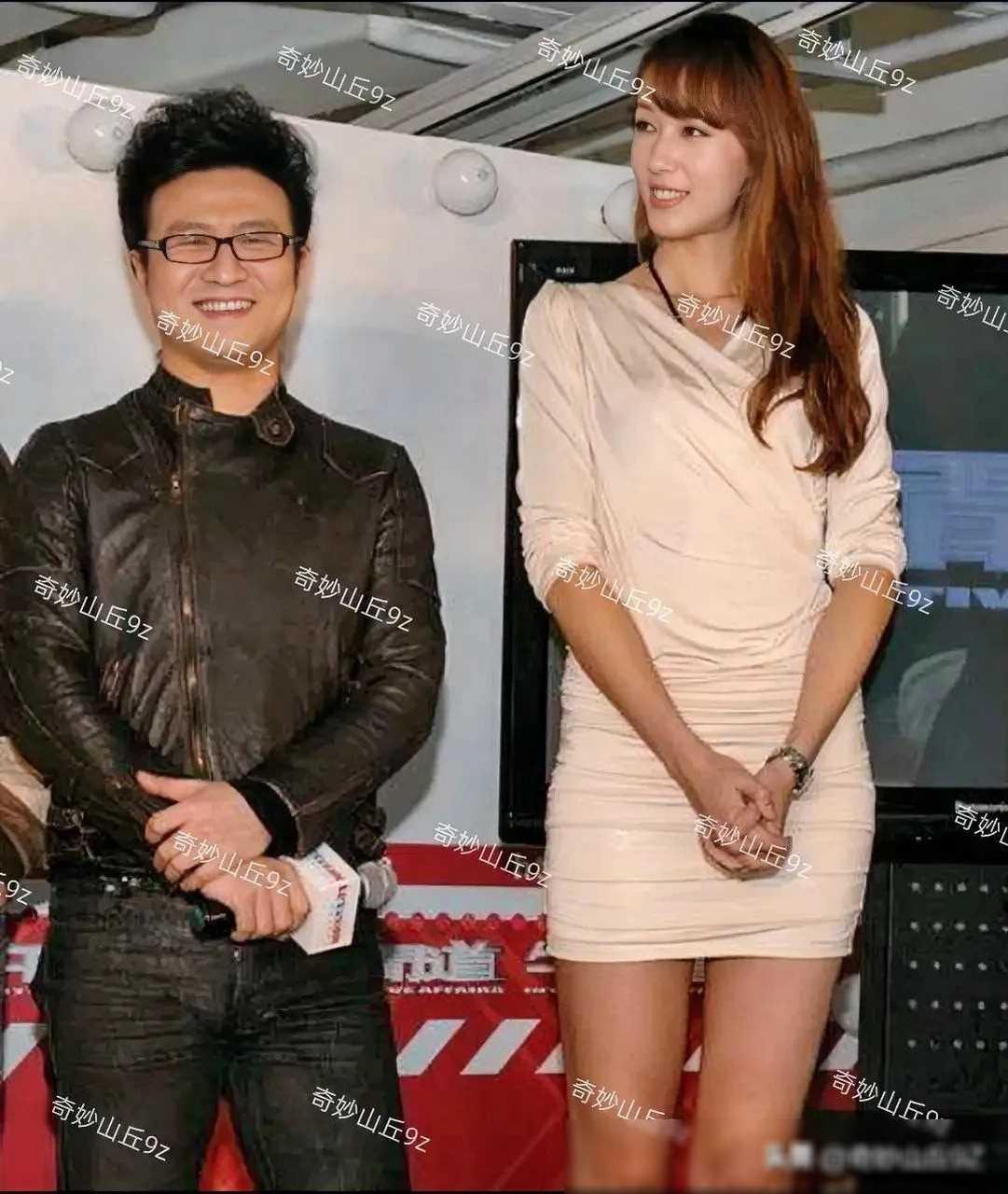 汪峰与首任夫人齐丹的合照展示了她的高挑身材和精致五官;她穿着长裙