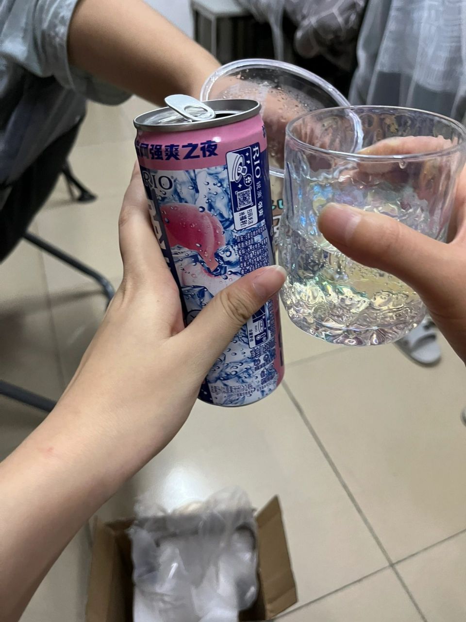 宿舍喝酒照片女生图片