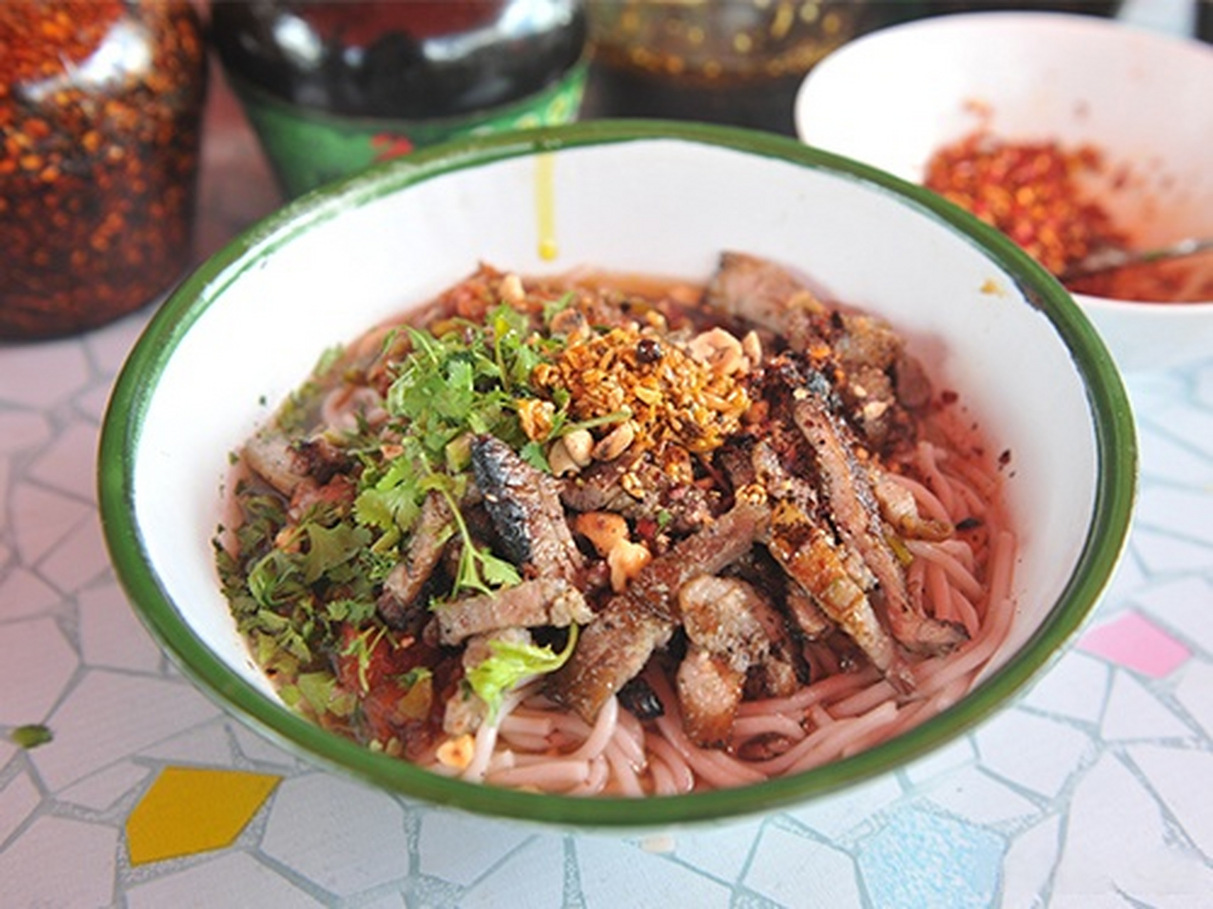 美食说 【舌尖上的腾冲——顺江火烧肉米线】顺江火烧肉米线制作精细