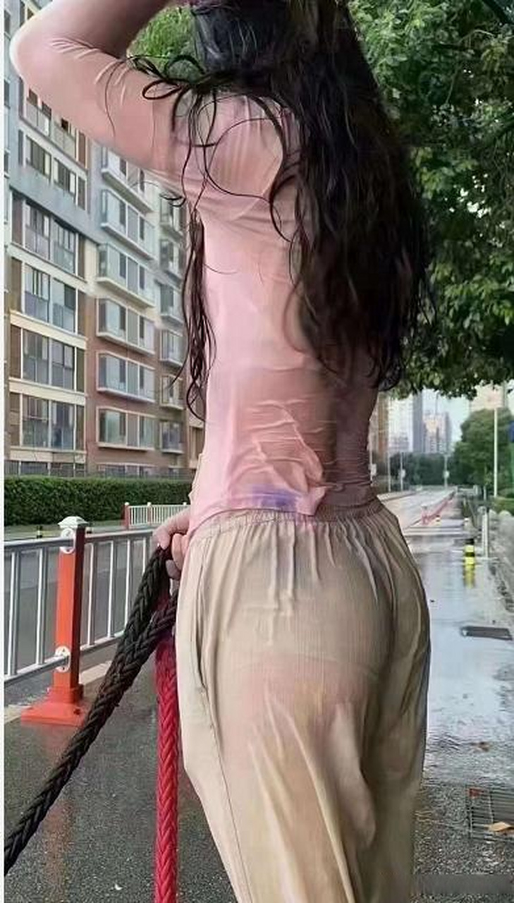 小姐姐今天出来被湿身了,变透明装身体隐秘部位都看见了.