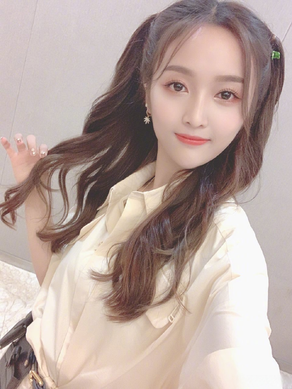 有网友指出吴宣仪2021的收入接近一亿,其中分成3千万.真的假的啊?