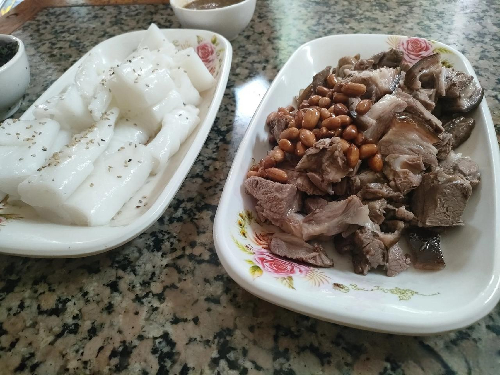 今天逛街碰到一间,卖岑溪白斩狗,试想6年没有吃过白斩狗了,想着进去