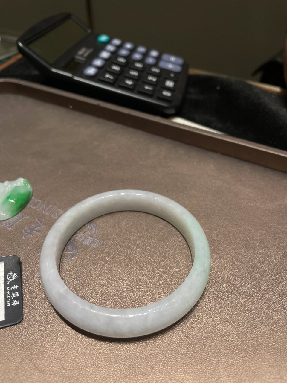 老凤祥八千玉手镯值不值 姐妹们 老凤祥看的一款玉手镯 这个色相好不