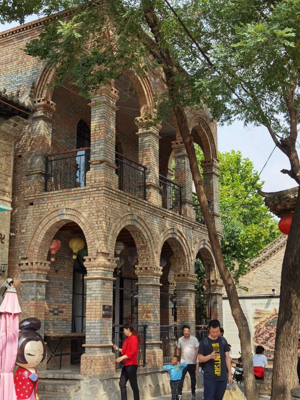 袁家村:关中民俗风情&地道特色美食 袁家村在历届村长的带领下,经过20