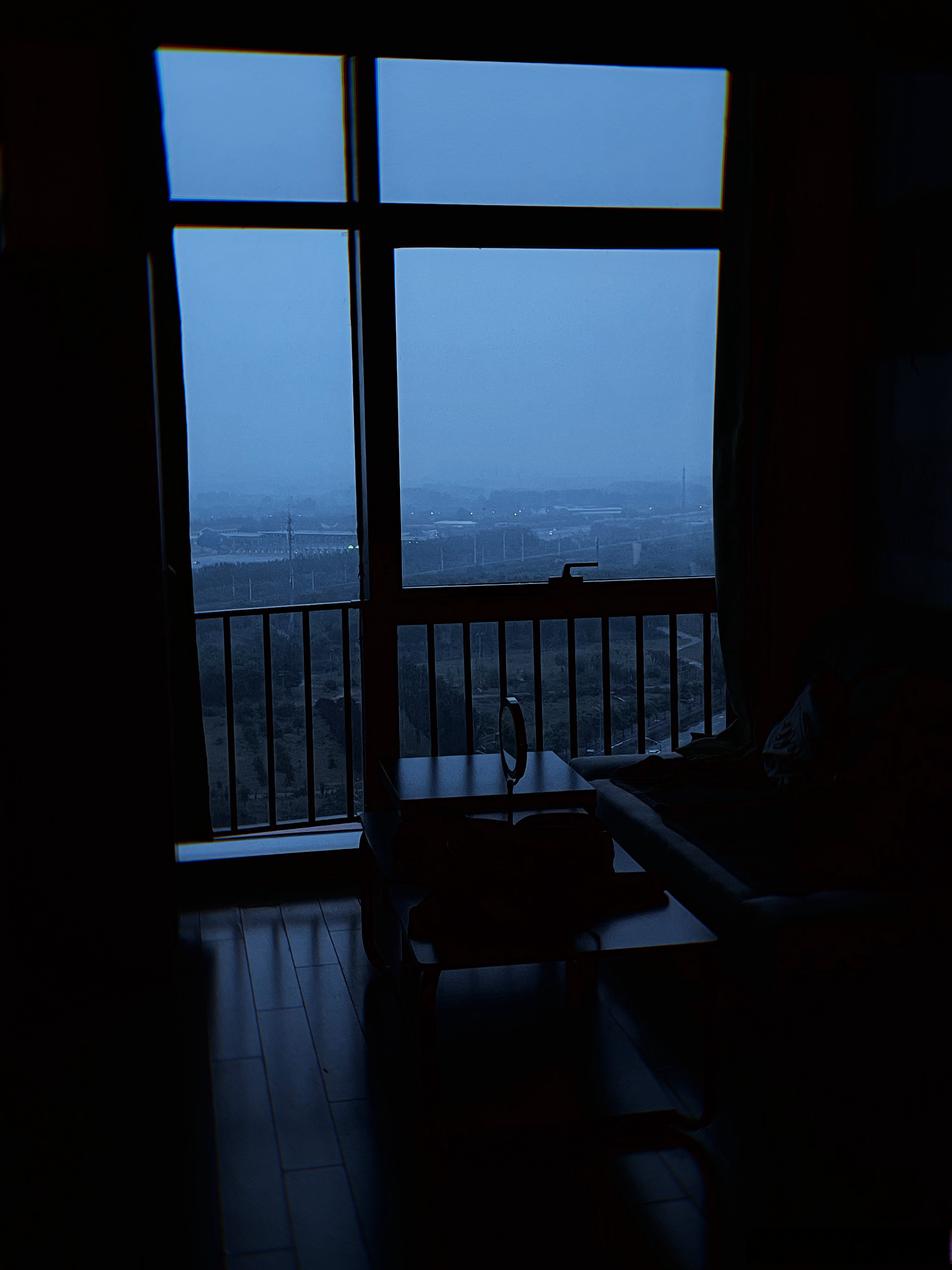 杀青回京有一段时间了,但今天才是能完完全全瘫在床上,看着昏暗的窗外