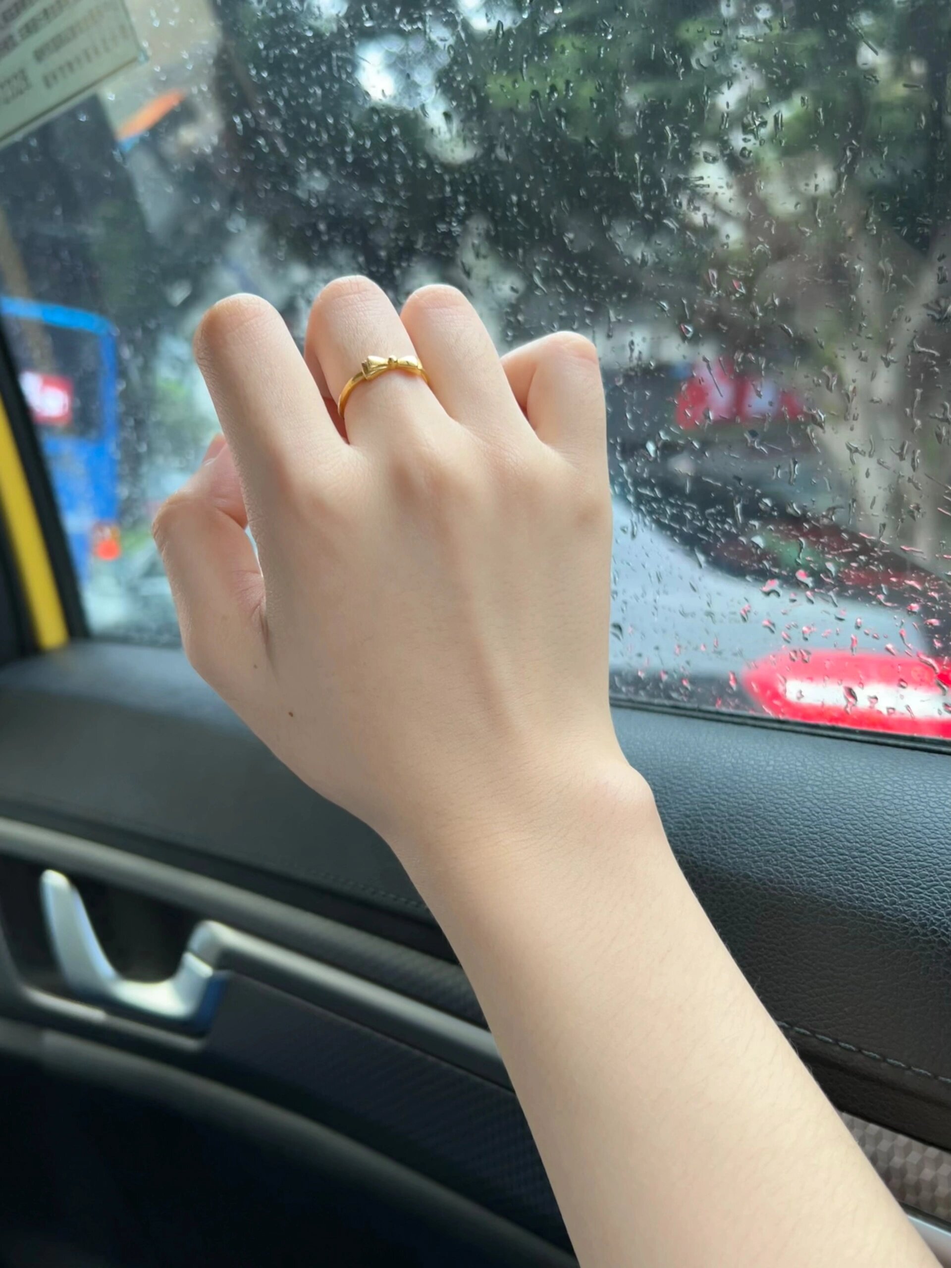 	 "戒指戴在左手是聚财的,一般可将戒指戴在