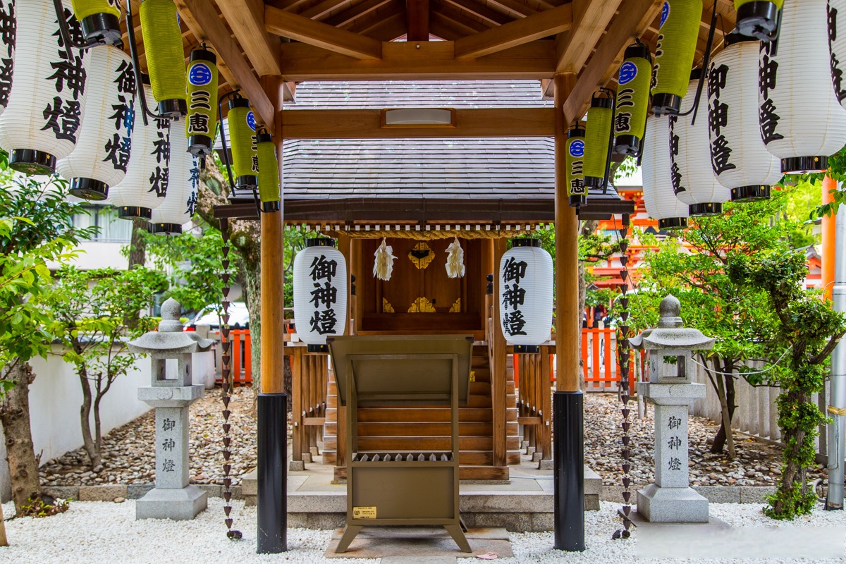 观音,所以再看见专门保佑海上安全的"大海神社"就一点不觉得奇怪了