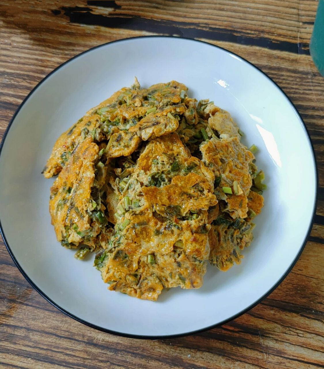 食材:香椿1把,鸡蛋3个,酱油1勺,盐少量.