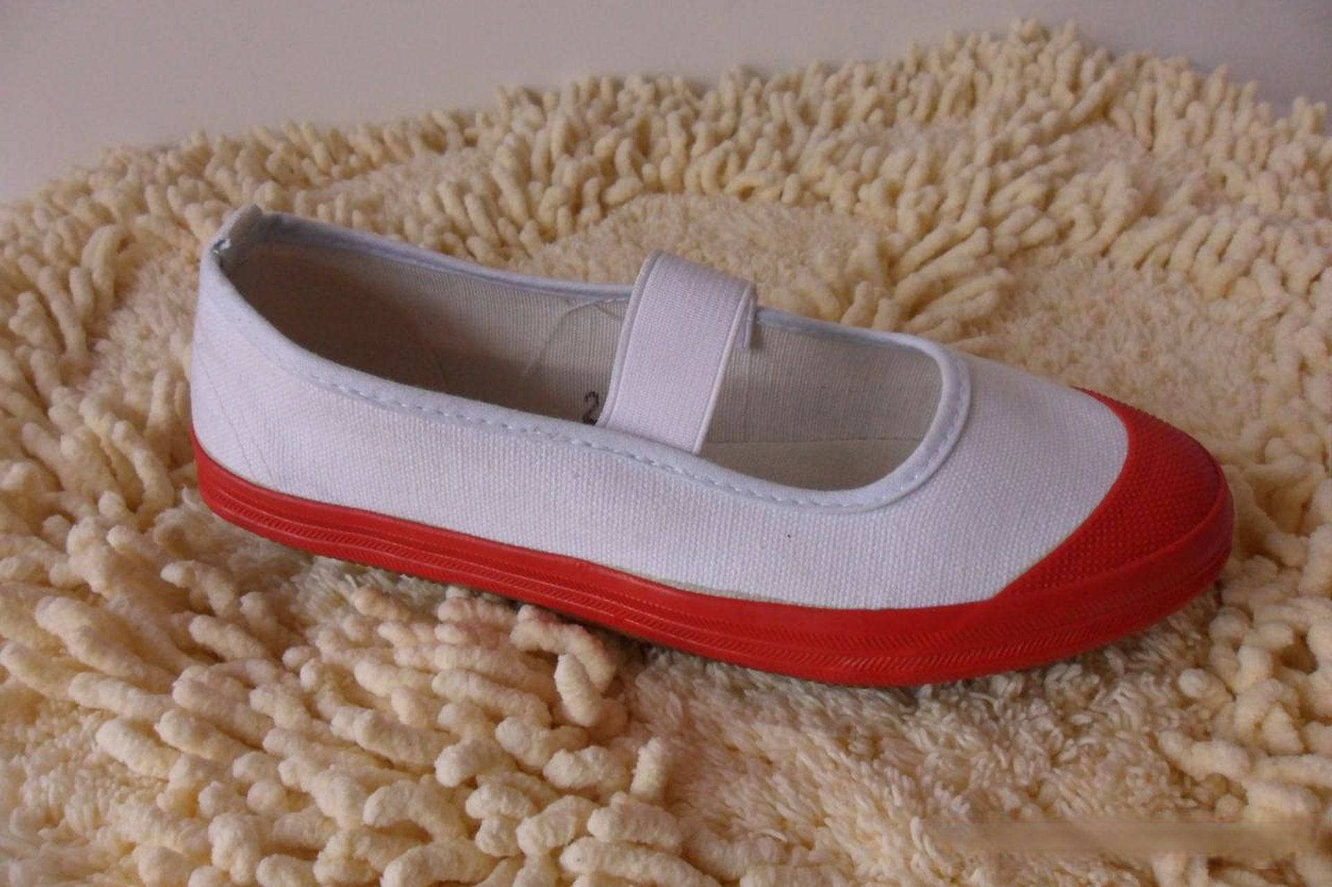 这个鞋子和脚蹬裤在90年代的时候简直是风靡全国的存在 我记得上幼儿