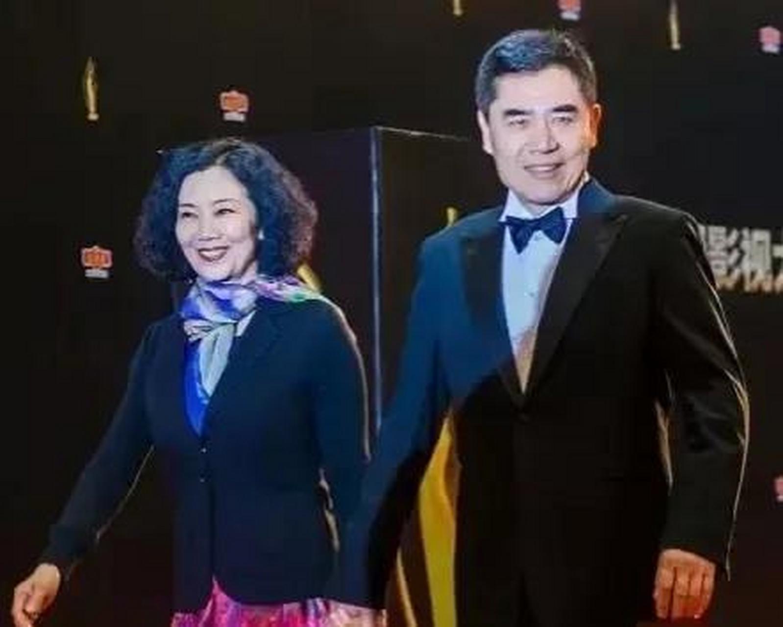 66岁的陈宝国和老婆赵奎娥同框走红毯,十指相扣好恩爱,从校服到婚纱