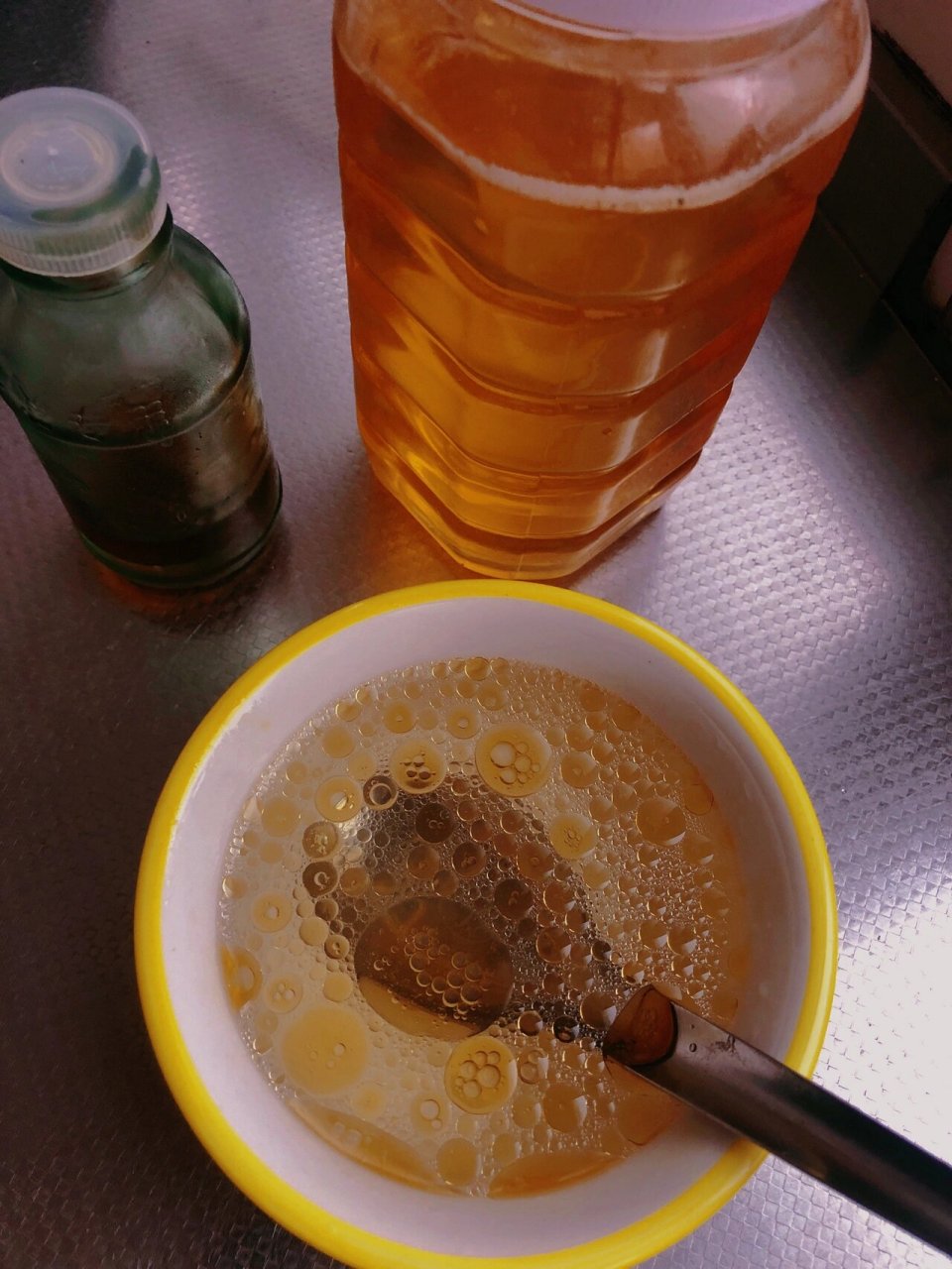 一勺蜂蜜一勺香油一勺醋喝了会水肿吗(坚持喝蜂蜜醋香油的用处)