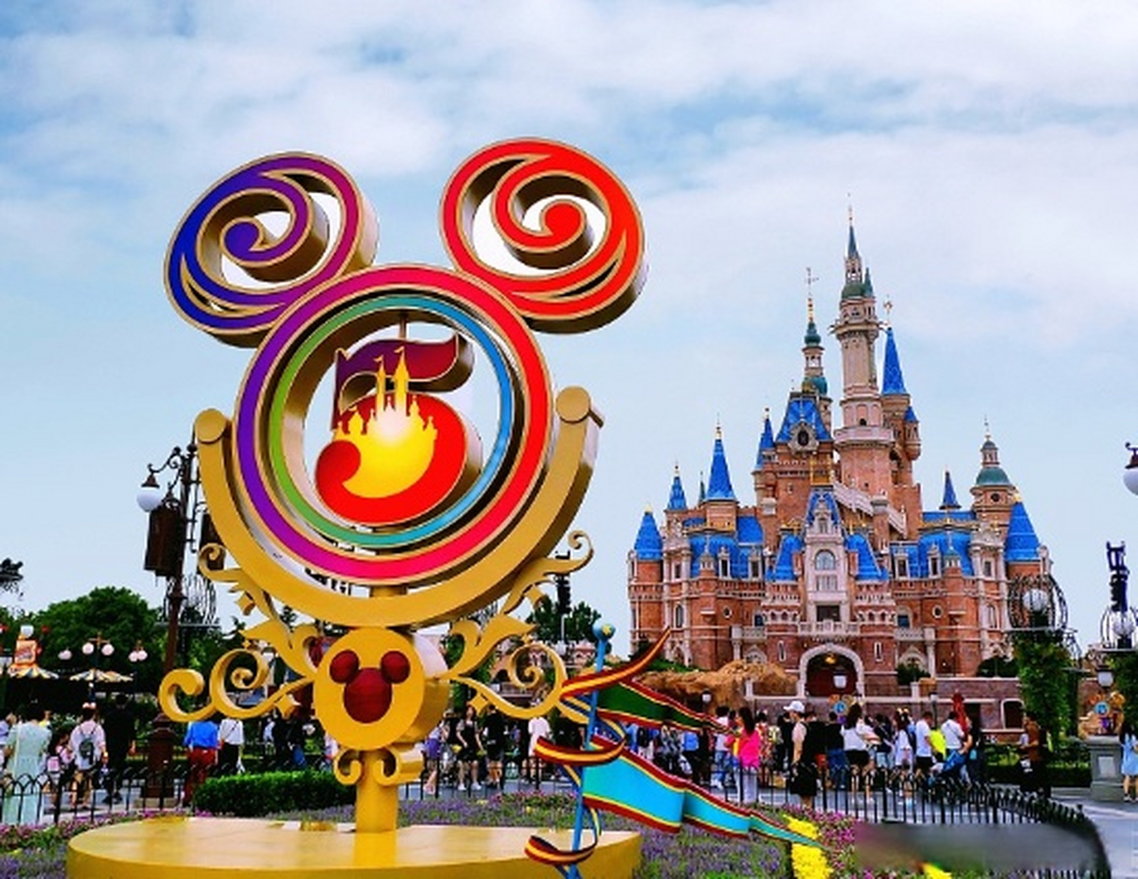 【#五一上海迪士尼酒店飙至万元#,大部分房型已经售罄】 据时代财经