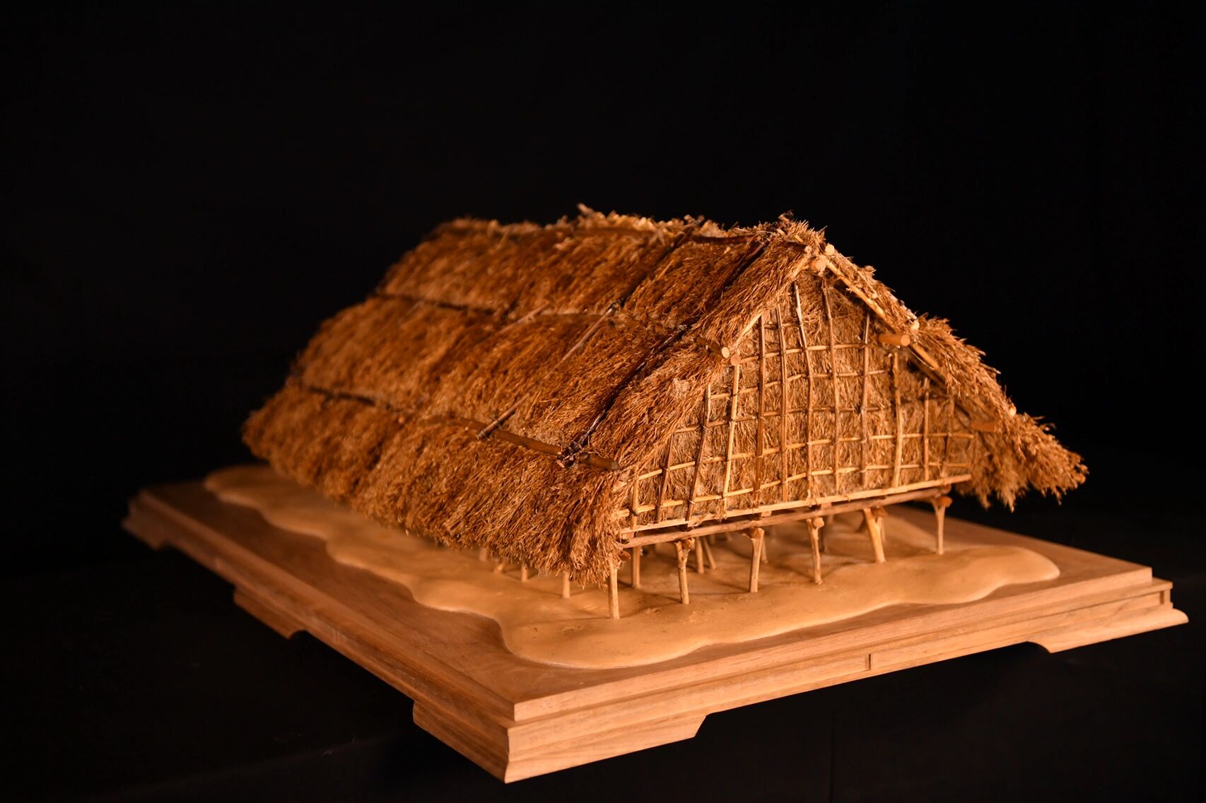 干栏式建筑(模型) 距今 7000 年前,河姆渡人在巢居的基础上发明了干栏