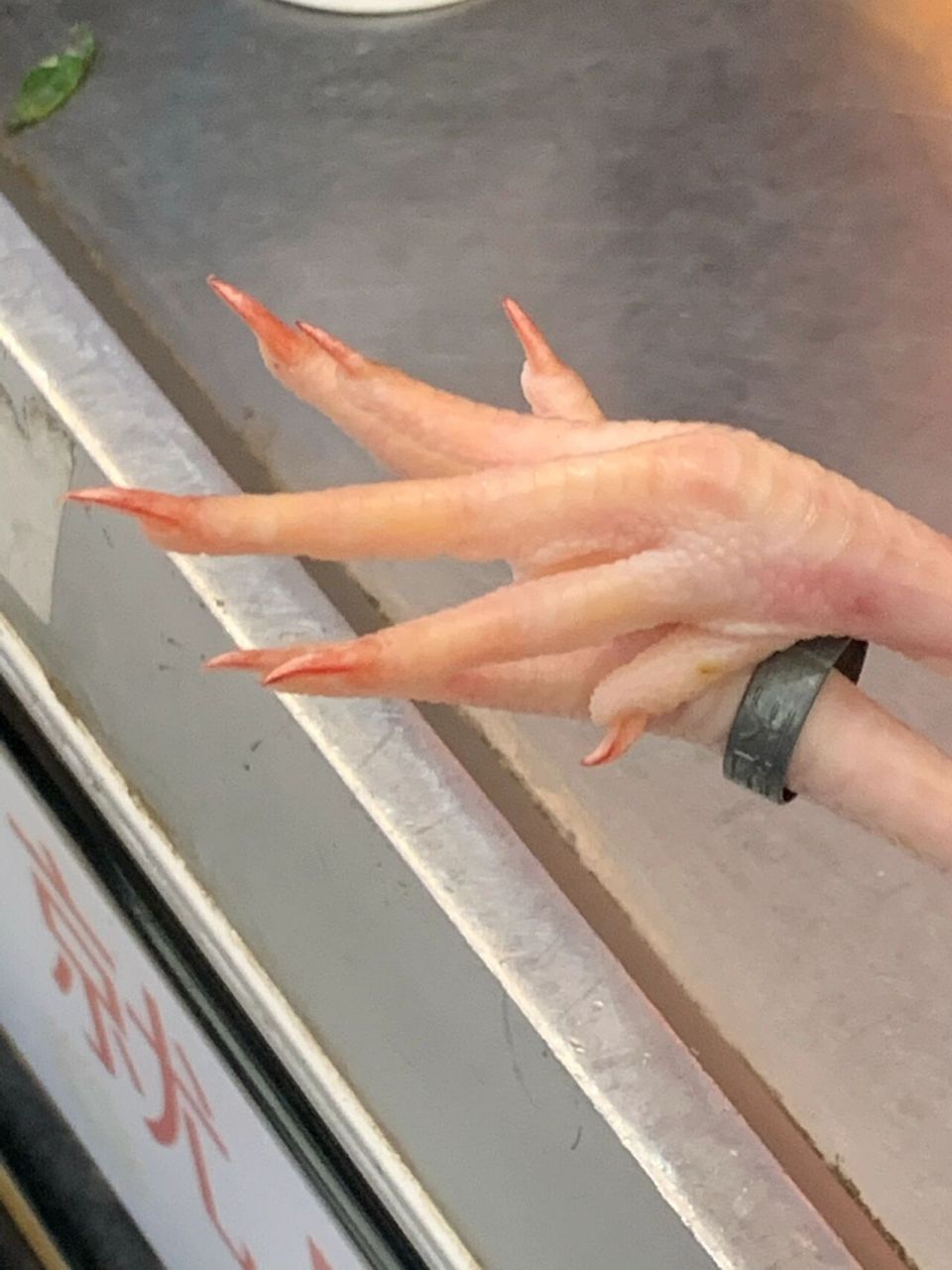 逛超市看到的优雅鸡脚 像是涂了指甲油一样!