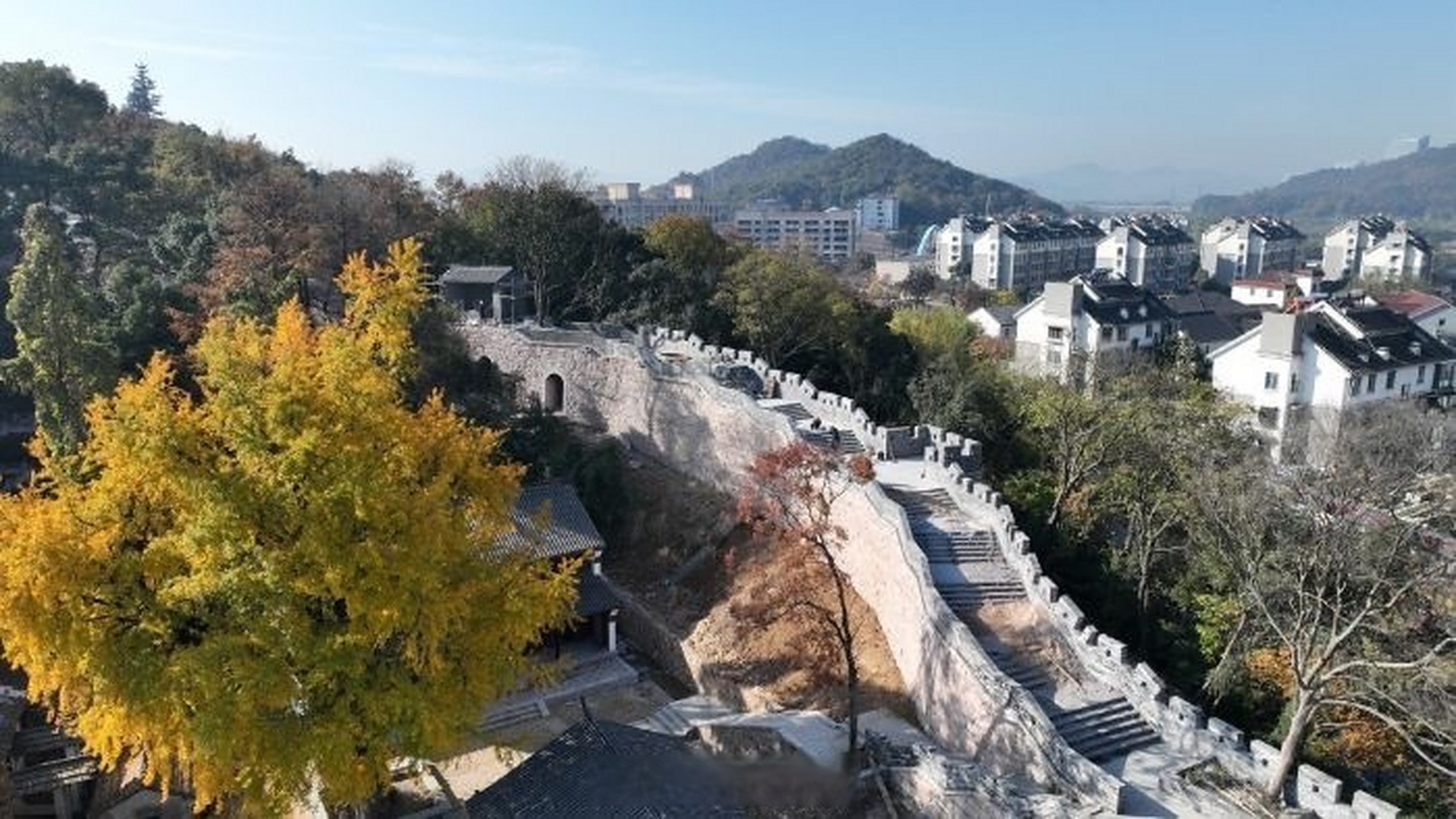 德清乾元千年古城墙重现】#德清视角# 11月29日,在德清县乾元镇大家山