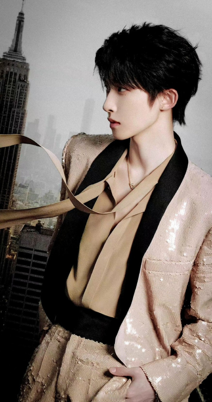 刘宇费加罗风尚盛典出图 大家能get到亮片西装吗?  #费加罗风尚盛典