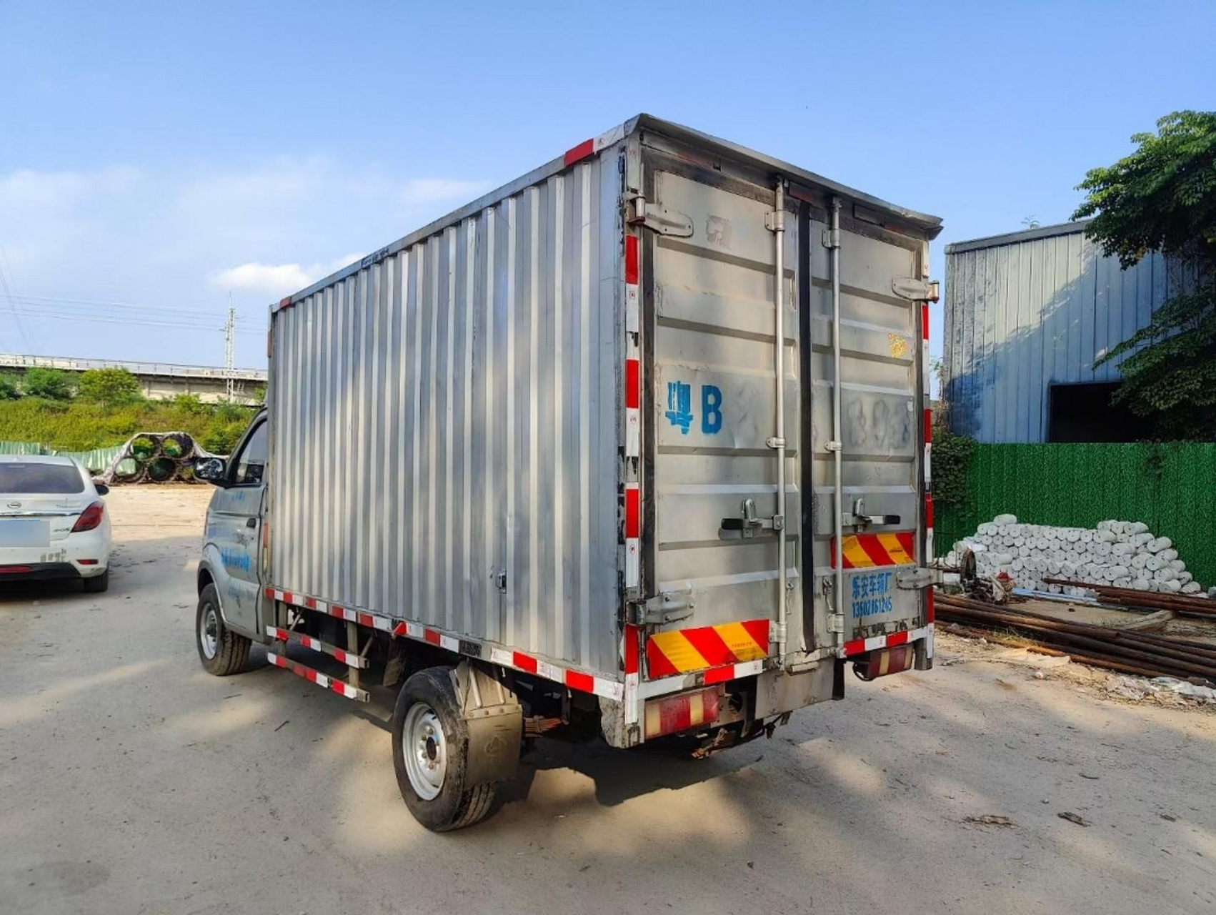 长安跨越王 3.3米箱式货车 2016年上牌 1.