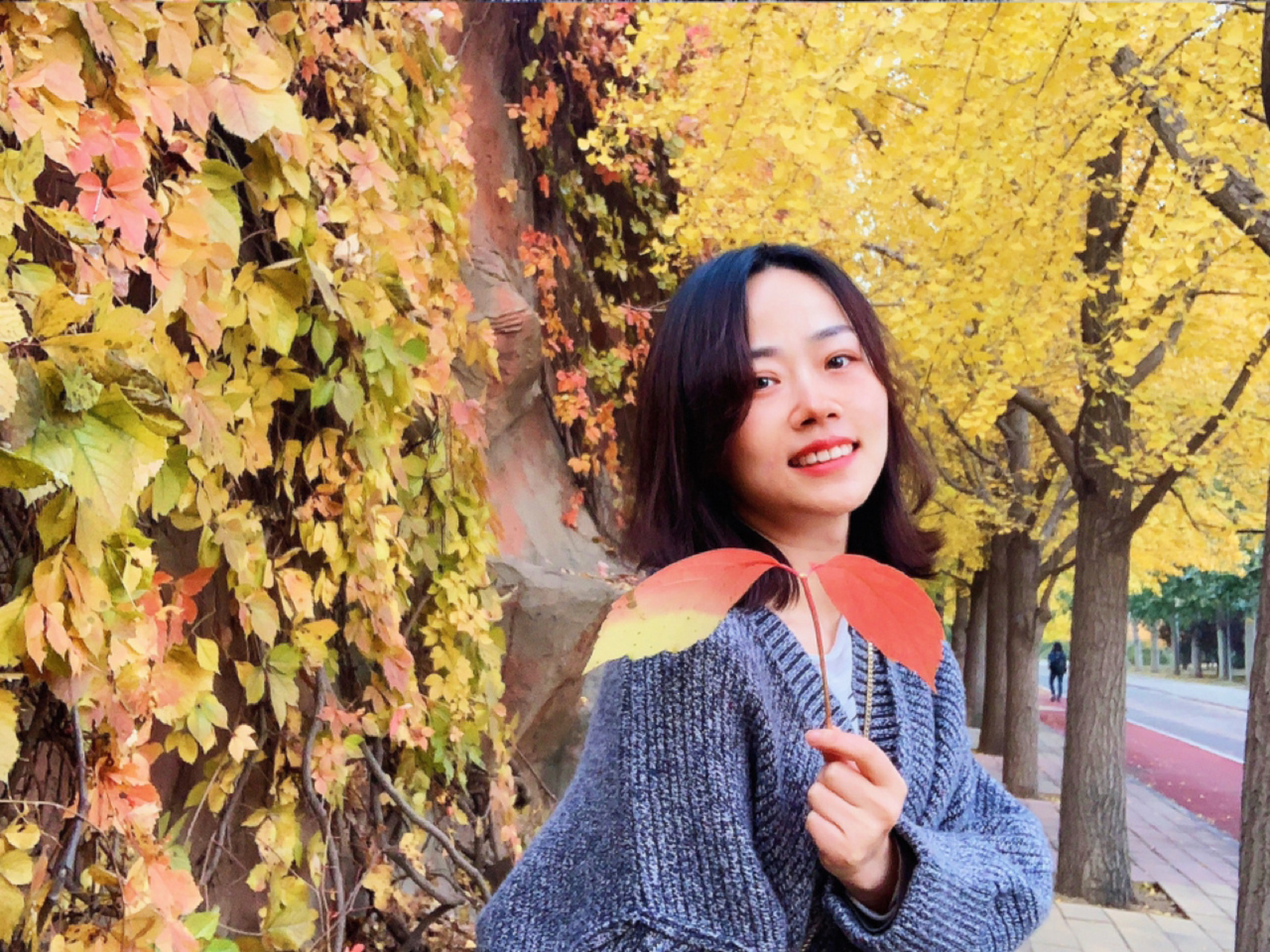 卷发和北京的秋天,居然有点配 清汤挂面的发型留了好久, 赶在秋天做了