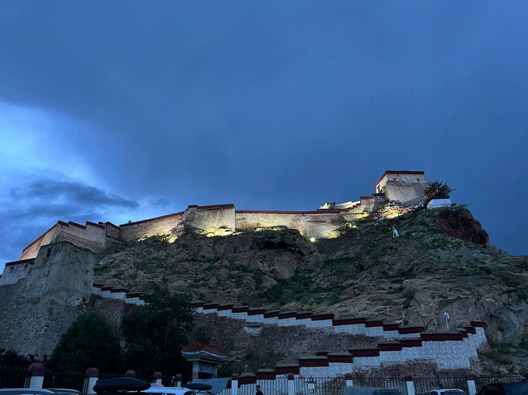 江孜宗山古堡("小布达拉宫"),适合露营 江孜宗山古堡位于日喀则市江孜