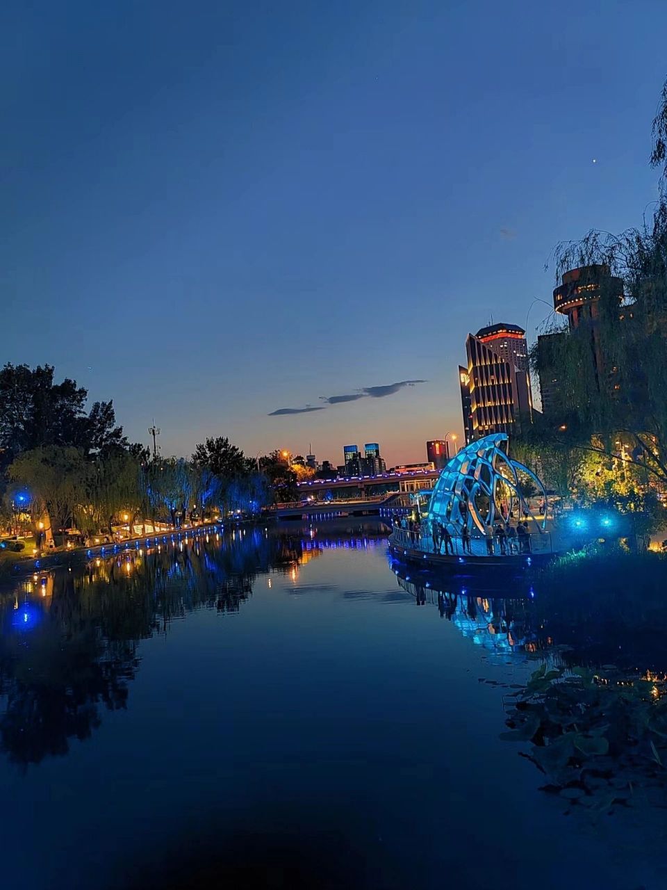 亮马河&蓝色港湾&朝阳公园 晚上下班和朋友吃完悦福源,散步回家,发现