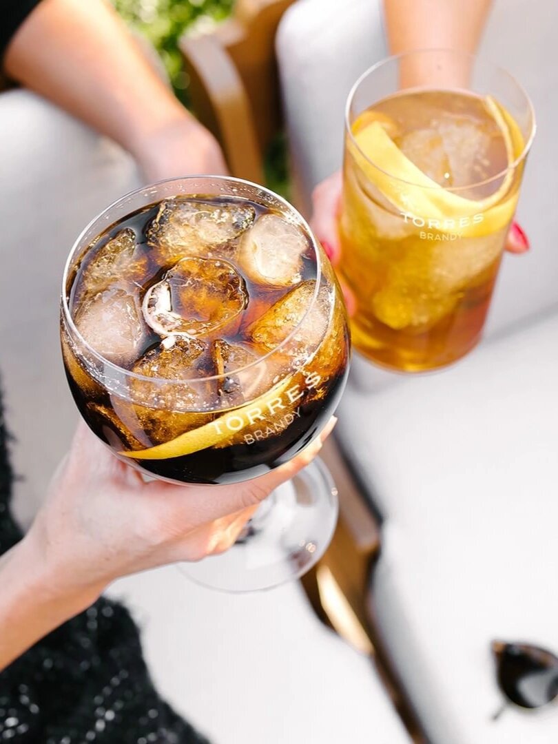 纯饮适合高品质的陈年白兰地,可以享受原汁原味,醇香馥郁的酒液,幽幽