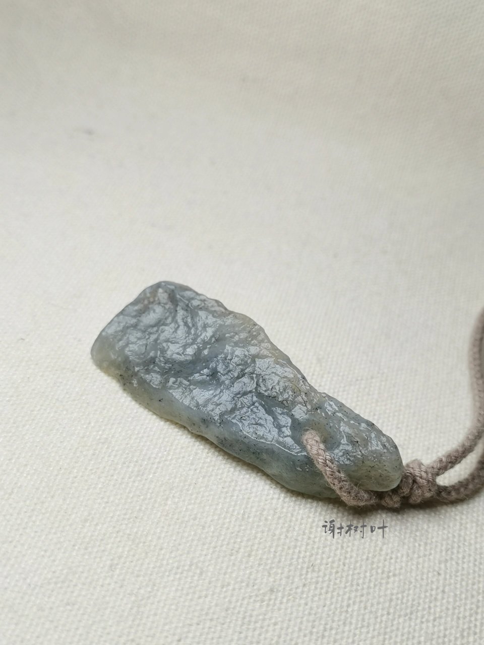 水墨青花 水墨色系的和田玉青花戈壁料,底边是手工修的型,其它面都是