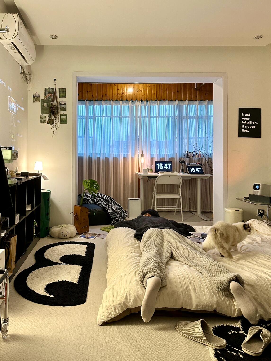 roomtour|00后独居男生 雨天☔️昏暗的出租屋