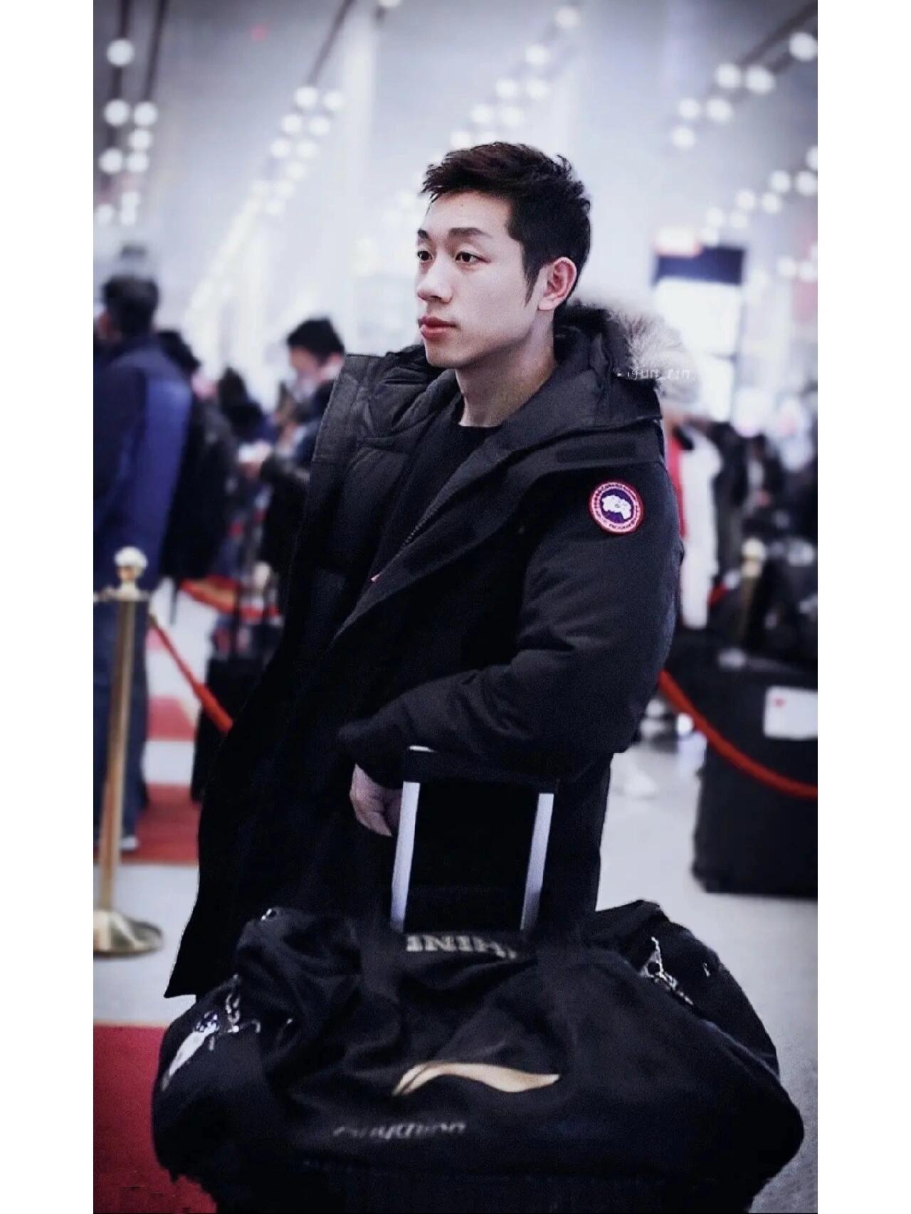 国乒壁纸(许昕篇) "全场都是西装,就一个人穿风衣,就像我的打法一样