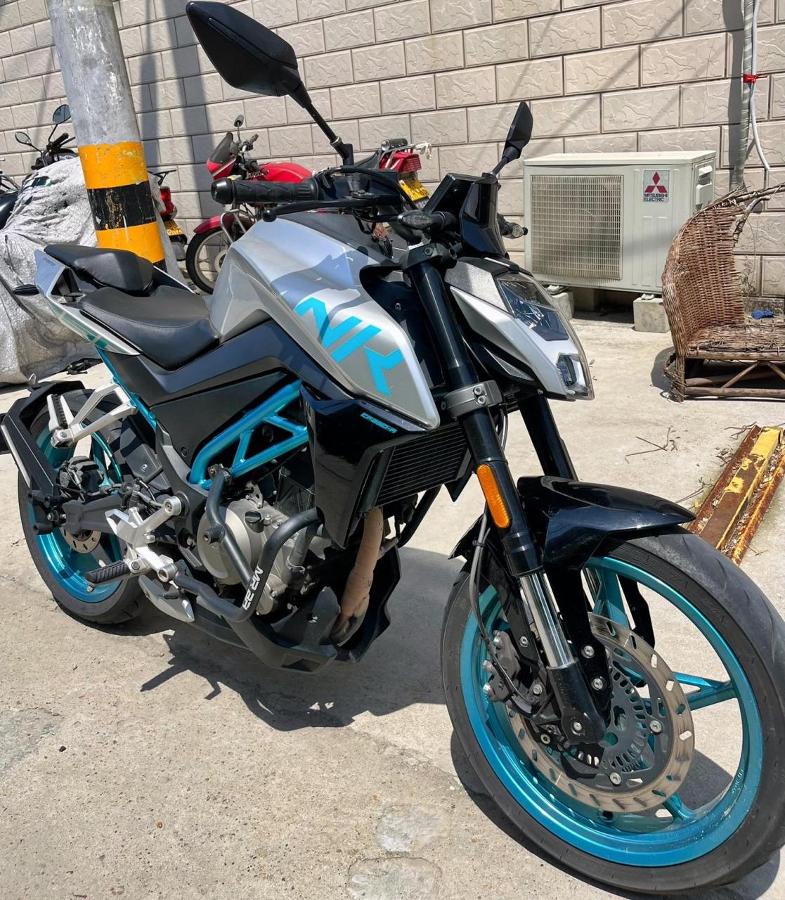 麋鹿车队俱乐部最新到货春风250nk转让,高配,双通道abs,改装保险杠