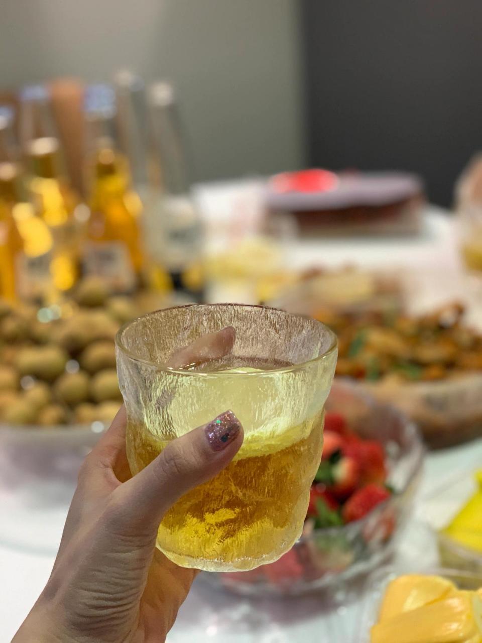 姐妹合照【喝酒】有些心情真的只能用酒杯去碰 今天的 治愈片刻 这杯