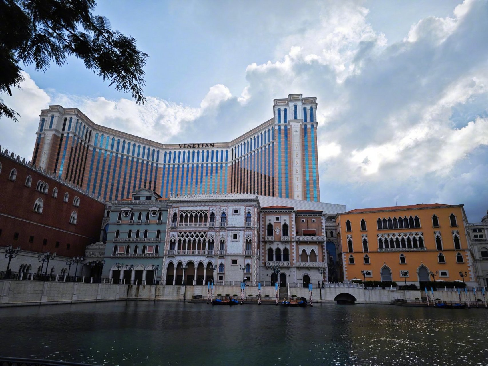 澳门威尼斯人酒店,里面复制了威尼斯的拱桥,运河,甚至天空.