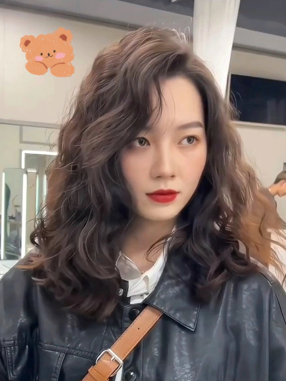 中长发女生一定要尝试这种法式烫蛋卷头～ 蓬松慵懒的卷发很好的修饰