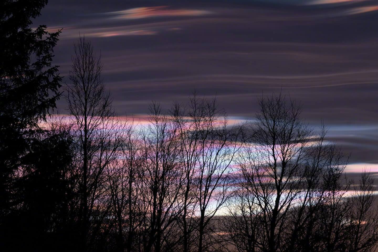 珠母云多出现在冬季的极低地区,云体具有珍珠般光泽,透光如卷云