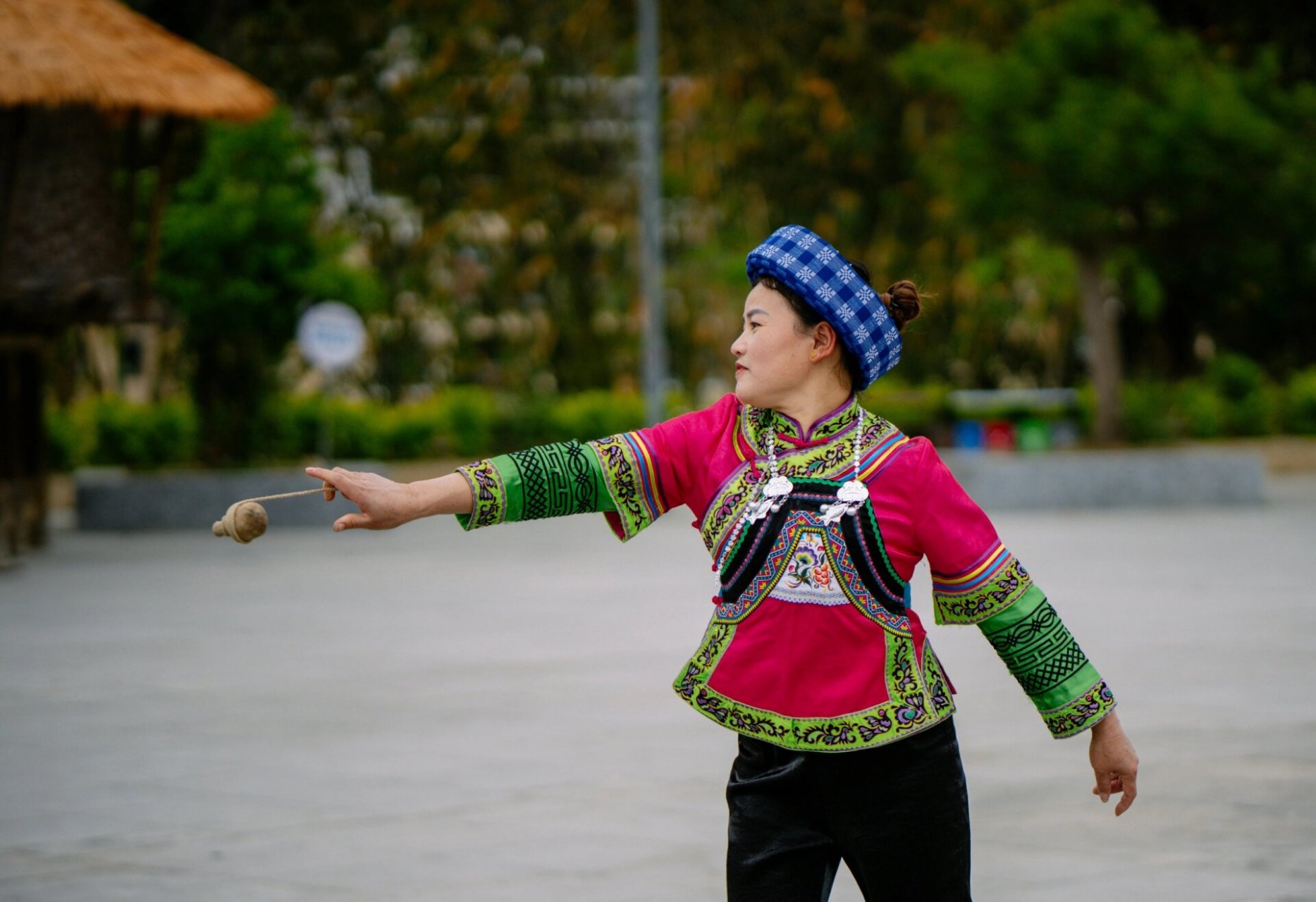 贵州望谟:玩陀螺 2023年4月8日,贵州省黔西南布依族苗族自治州望谟县