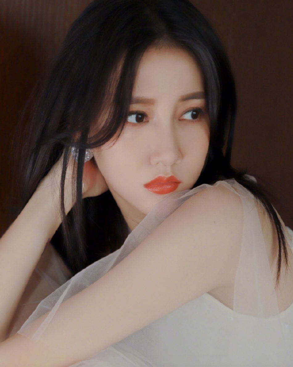 【弦子穿纯白薄纱裙清纯性感兼具 朦胧风写真复古优雅】5月20日