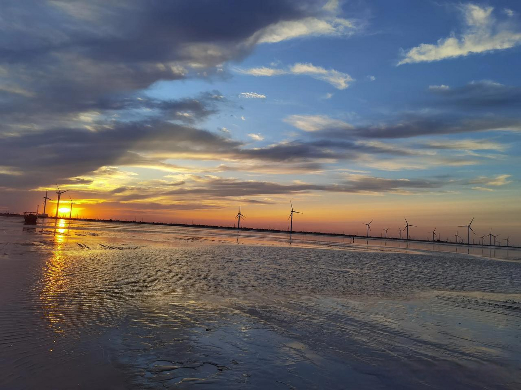 再一次来到东营,欣赏到了金泥湾美丽的晚霞.