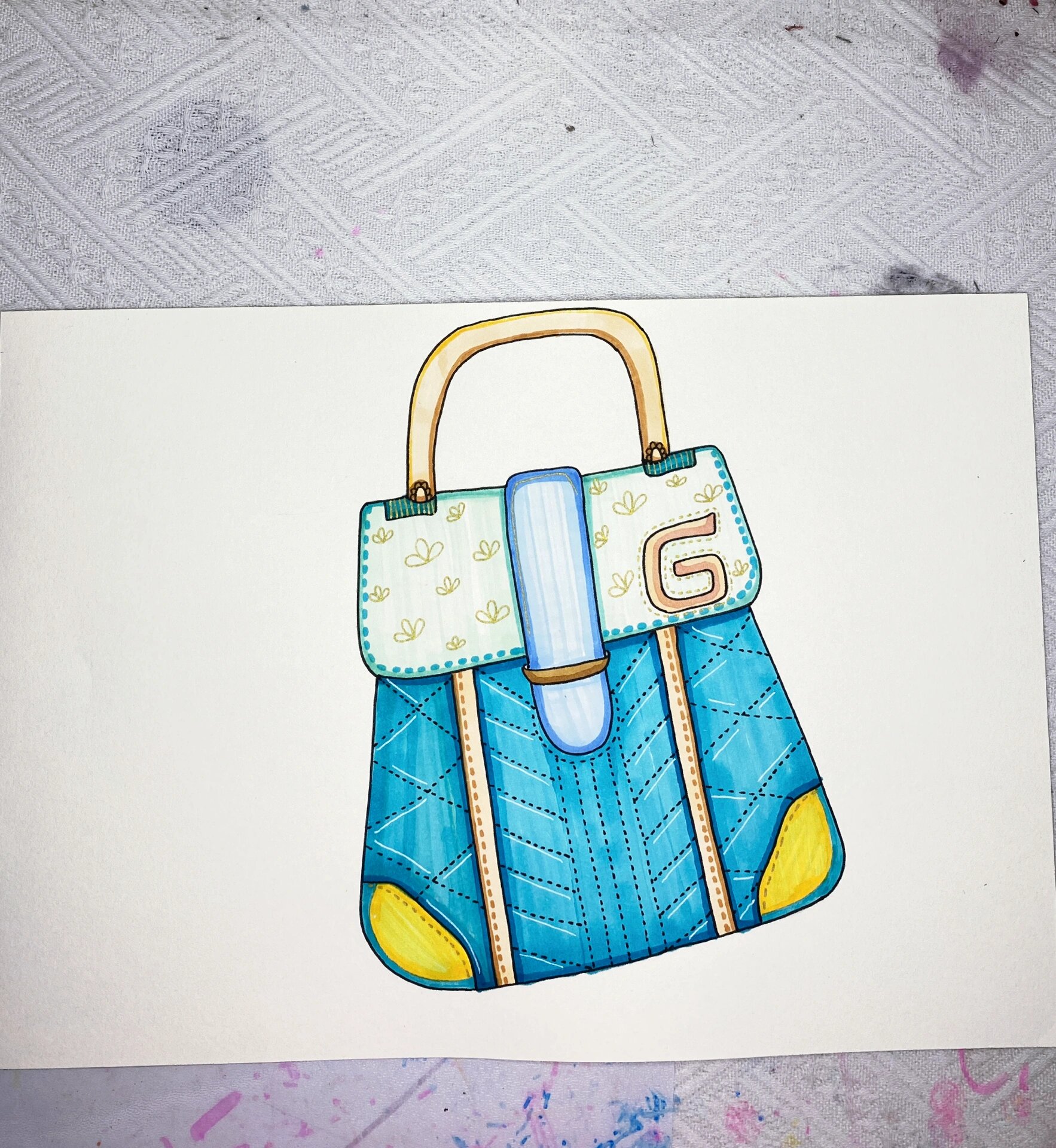 设计好自己独特的包包添加装饰图案,灵活运用,注意颜色搭配以及遮挡