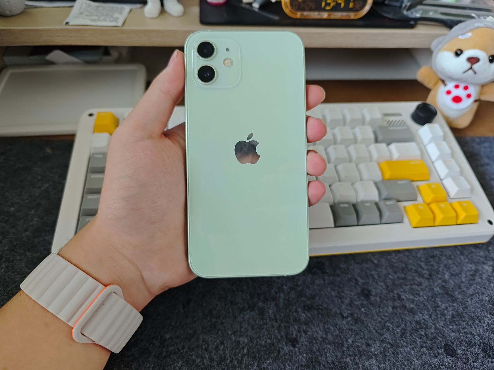 iphone15及plus新增青绿色#看了看手机的iphone12,说实话看第一眼,第