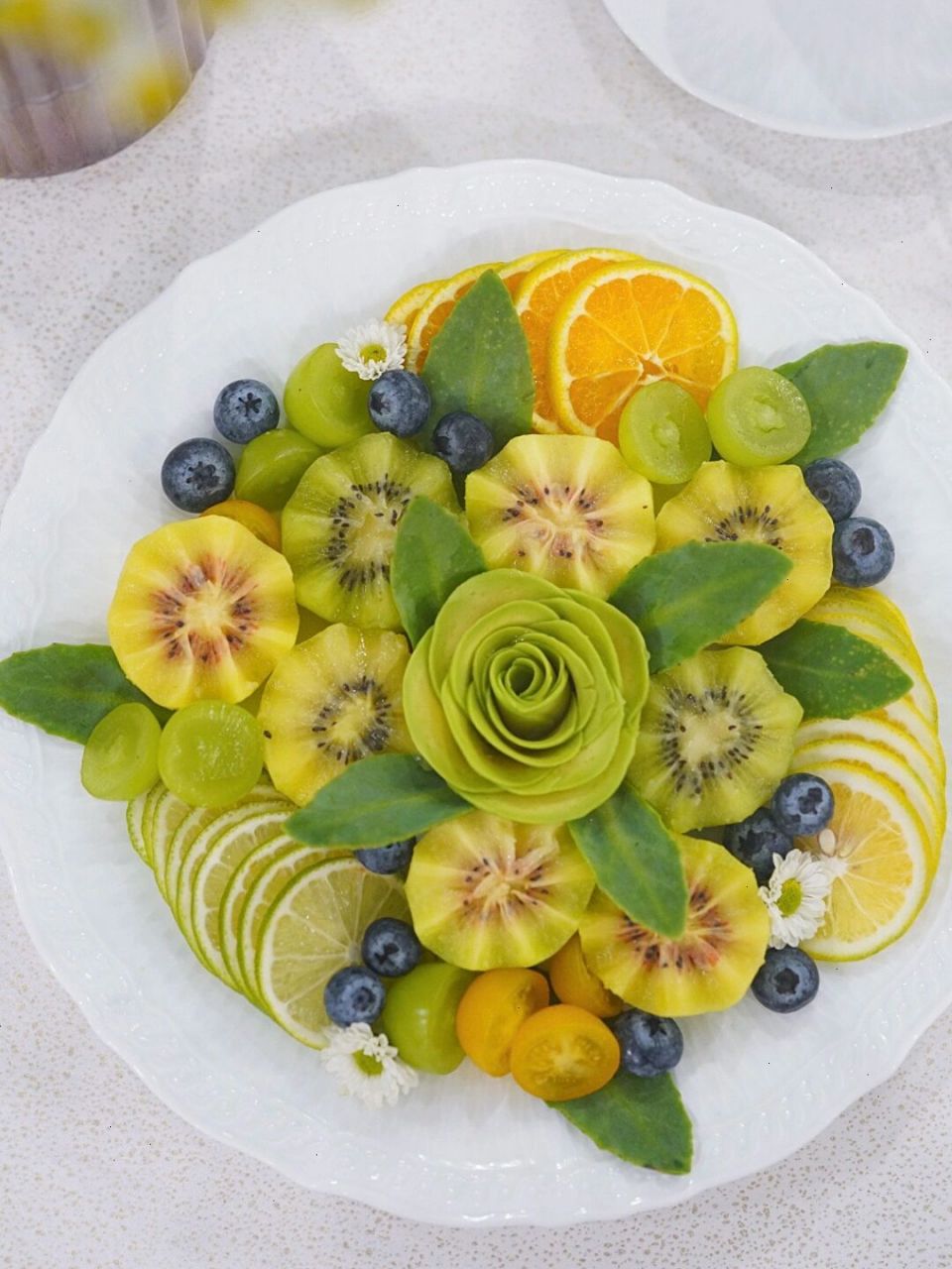 今日份|三色奇异果07牛油果05|水果拼盘 听说台风"梅花"来袭,窗外