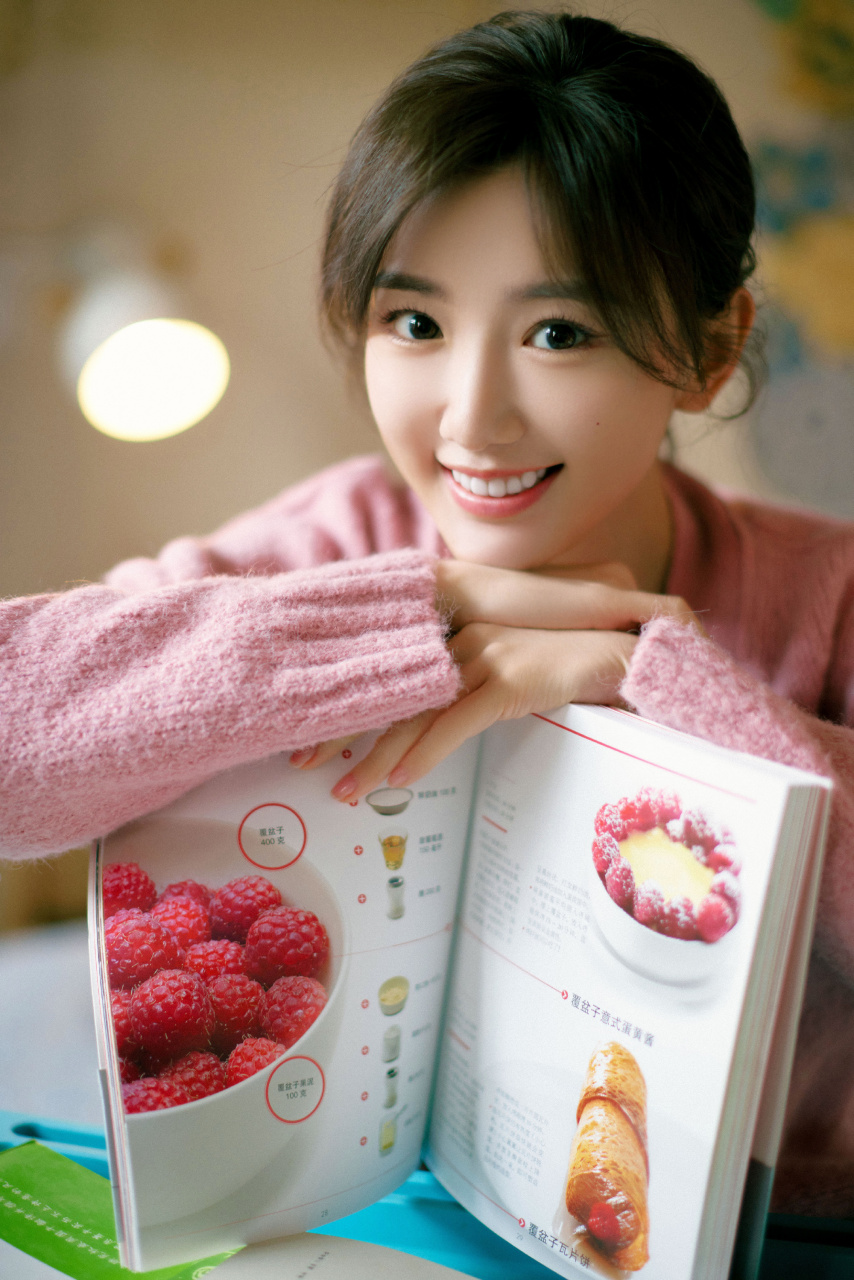 毛晓彤 粉色针织衫,甜笑灿烂