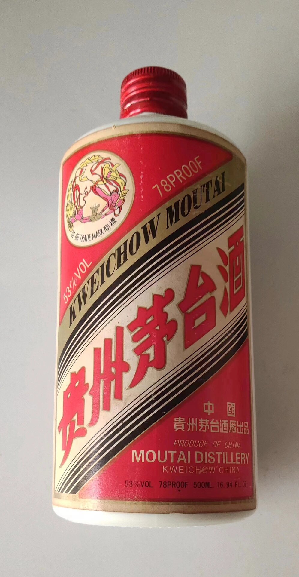 这个1991年的铁盖茅台就真的是典型的一眼假: 1,真飞天酒标质感很好