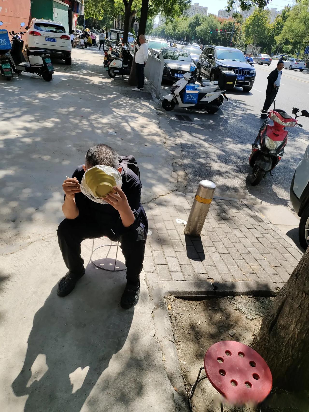 郑州真是一个烟火味道的城市,我去买菜路过这个路边