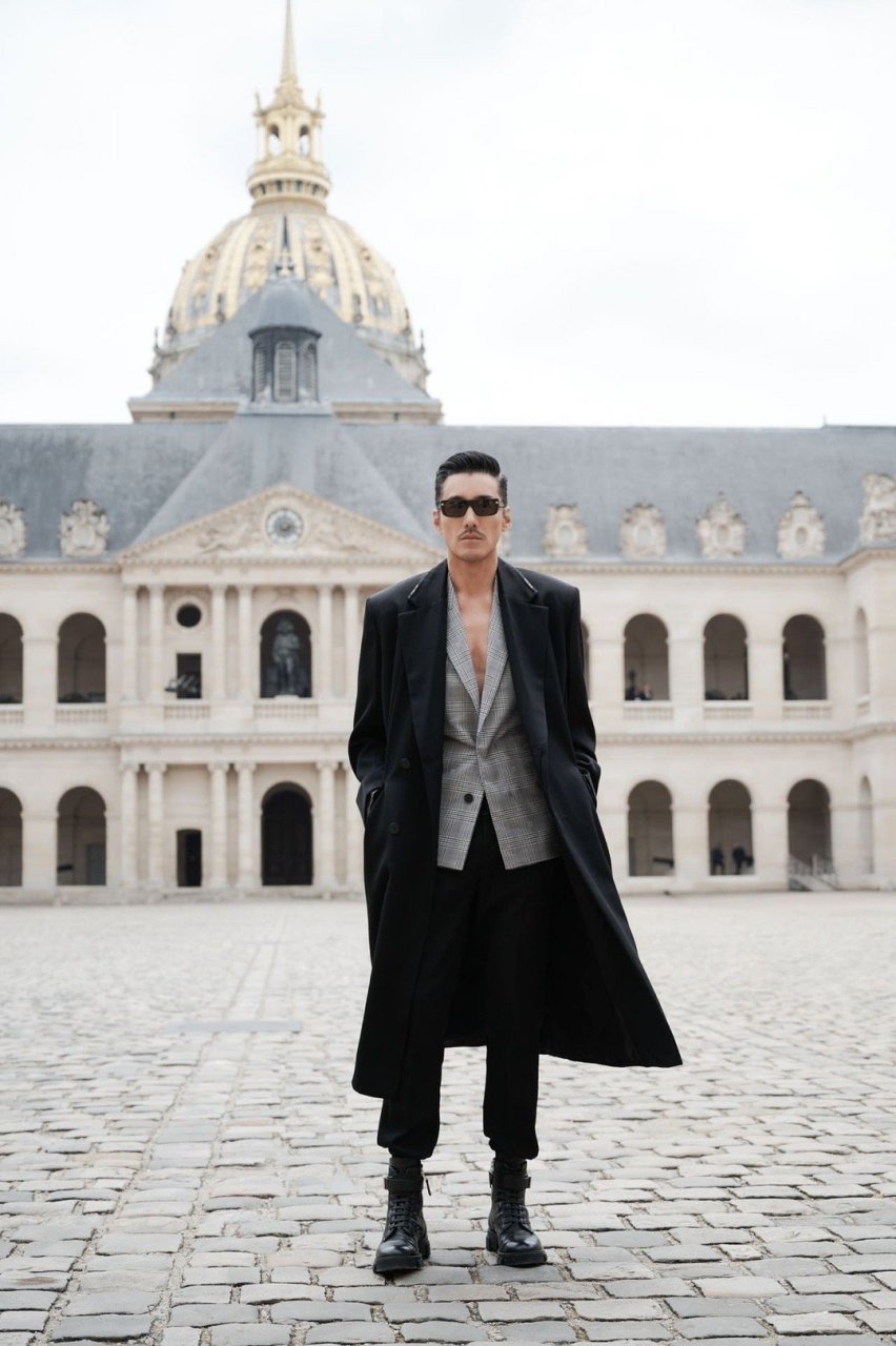 胡兵真空西装撕裂感