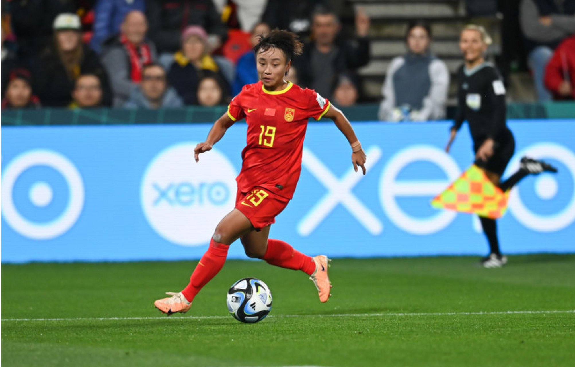 正值女足比赛热潮,球迷热情高涨 正值女足比赛热潮,球迷热情高涨