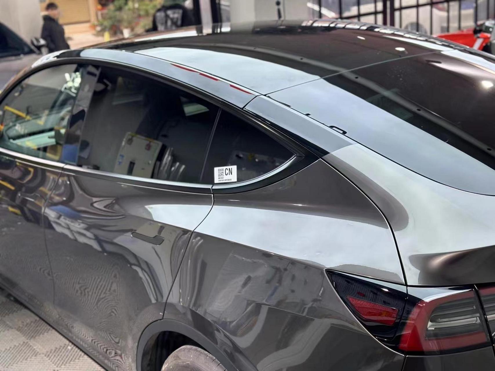 特斯拉modely改色液态金属钨钢灰搭配悬浮黑顶 州