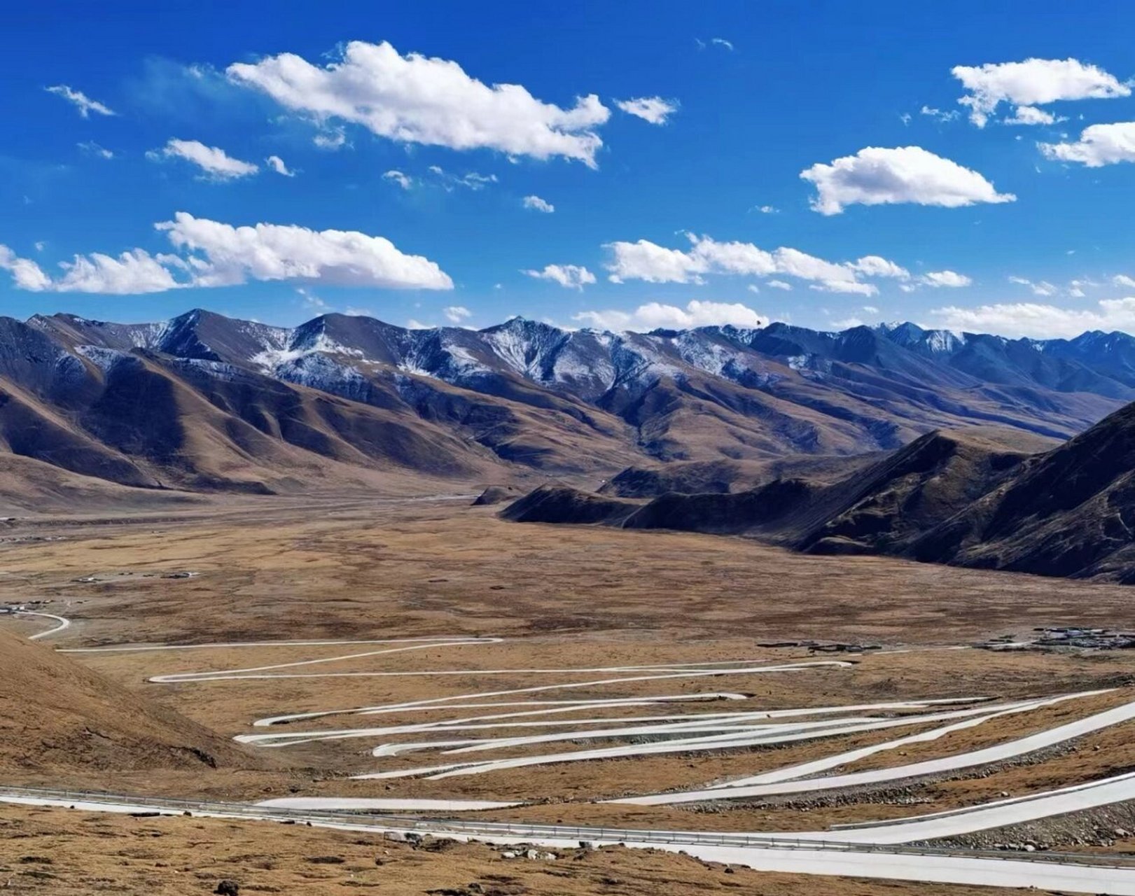 琼穆岗日雪山图片