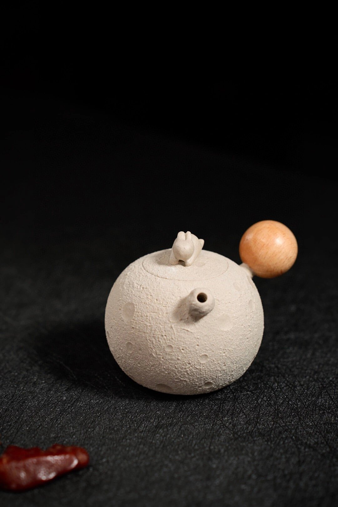 紫砂新秀作品【独行月球】品鉴 【独行月球】 180cc/家藏白泥 此款