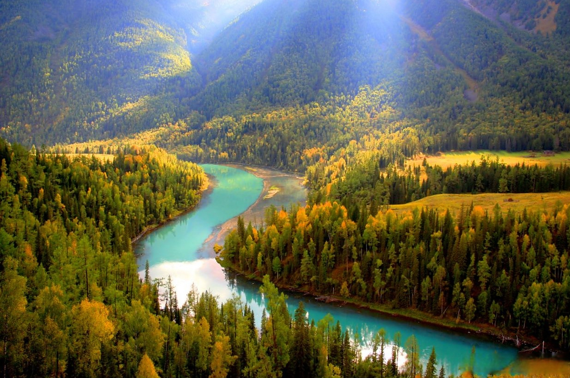 旅行##微博手机影像年# 月亮湾位于新疆阿勒泰地区布尔津县喀纳斯