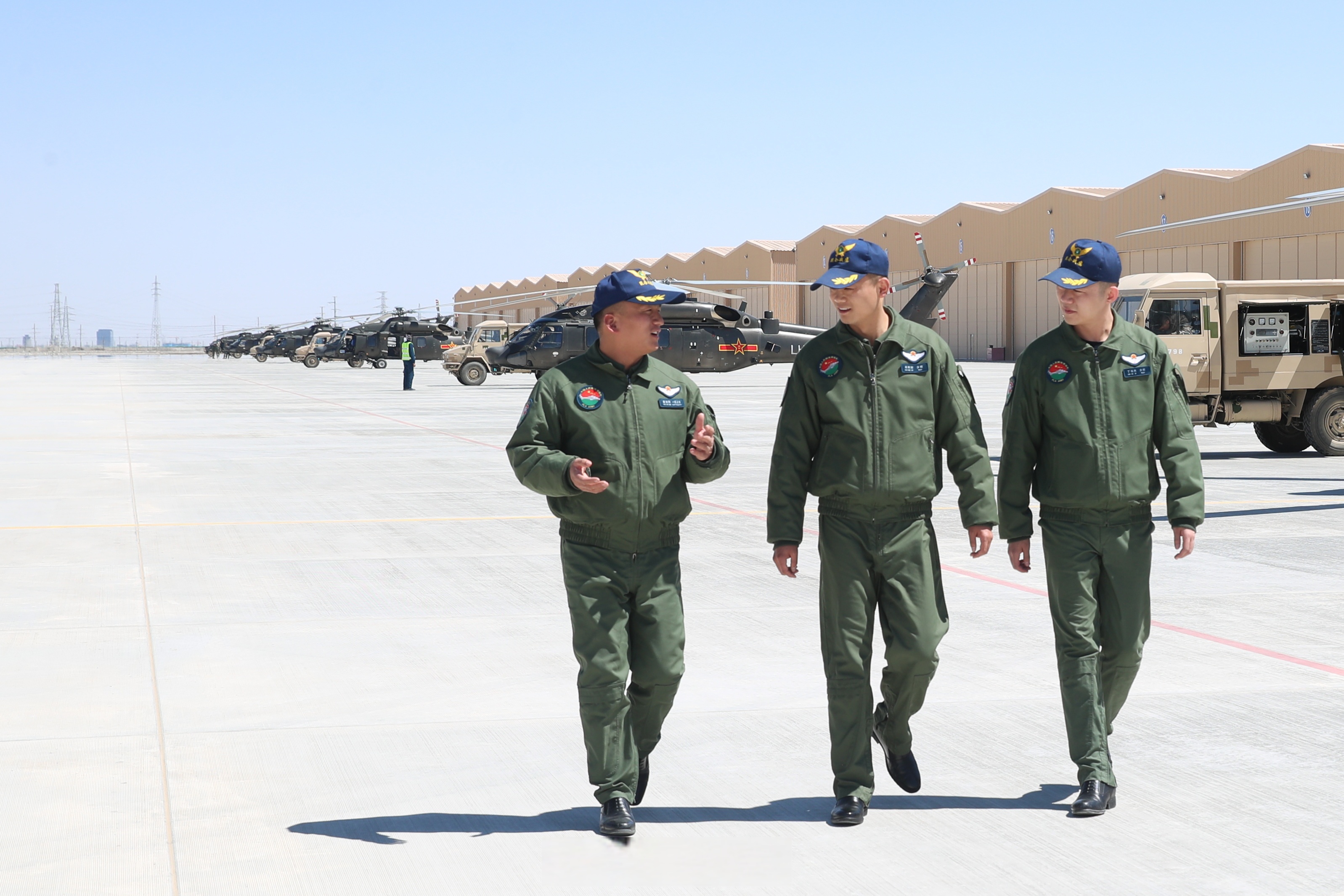 【#深夜启动飞机的人#竟是为了……】放下旋翼刹车