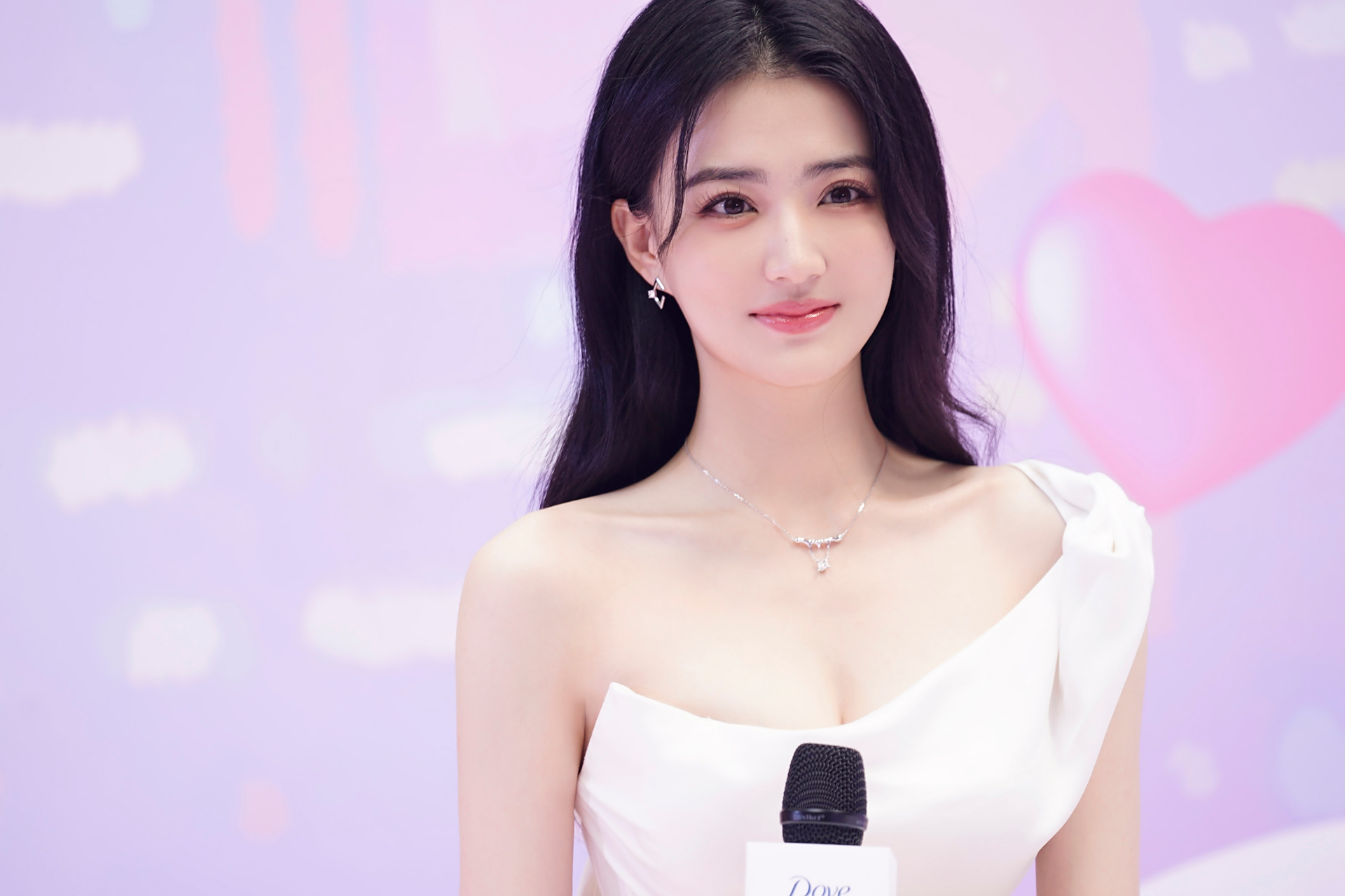 多芬美肌大使@徐璐 的活动现场图来啦～又是被粉红泡泡包围的一天09